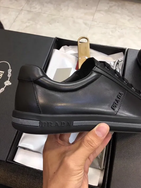 Factory price: 400💰Prada spring and summer men's genuine leather sports shoes, the highest version on the market, any comparison is welcome🆚! The original leather has excellent texture and is super high-end! Fetal sheep lining imported from Italy, removable pad! Luxurious materials and fine workmanship, highly recommended! Code number: 38-44, customized 45